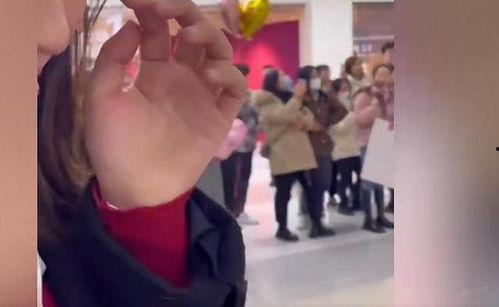 瓜哥吃瓜男的给女的拍照,捕捉甜蜜瞬间，记录爱情美好