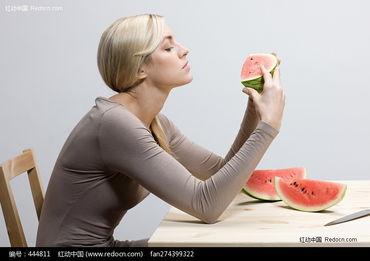 美女吃瓜拍照图片,捕捉瓜香中的绝色瞬间
