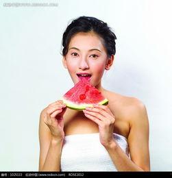 美女吃瓜拍照图片,捕捉瓜香中的绝色瞬间