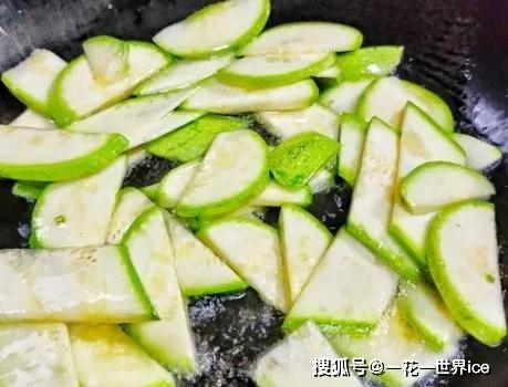 月子吃角瓜好吗,月子期间适宜食用角瓜的益处与注意事项