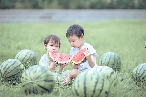 孩子吃瓜吃到自己家